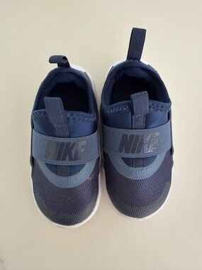 Nike Kids Navy and Light Blue Slip-On Sneakers
